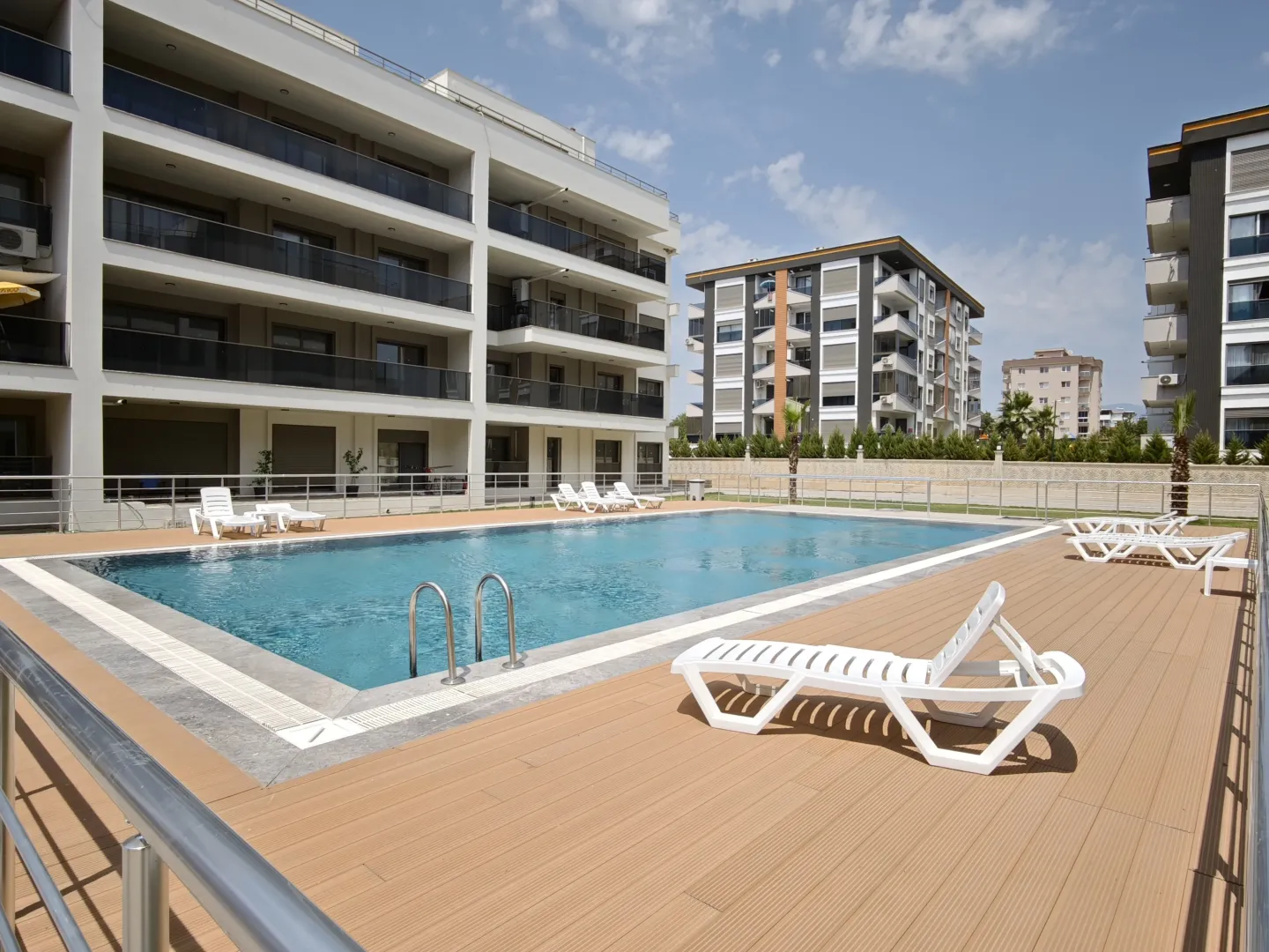 İnönü Mahallesi'nde Rivella Sitesi'nde HAVUZLU, YERDEN ISITMALI 3+1 Satılık Daire