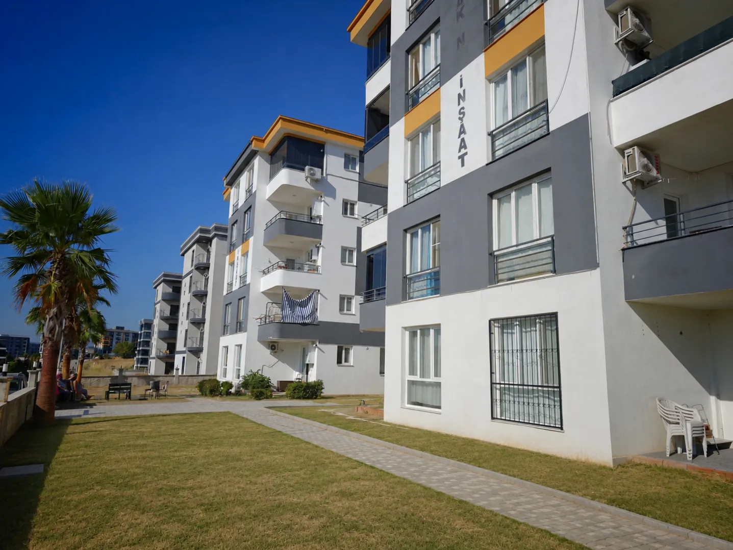 İNÖNÜ MAHALLESİ Sara Evleri Sitesi'nde  ÖZEL BAHÇELİ EŞYALI 1+1 SATILIK DAİRE